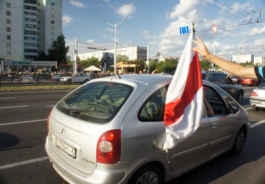 Minsk, Belarus - 15 Ağustos 2020. Beyaz Rusya 'da yapılan cumhurbaşkanlığı seçimleri sonrasında görevdeki hükümete karşı barışçıl protesto eylemleri.
