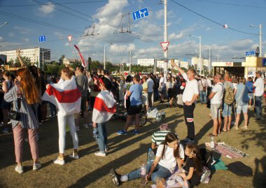 Minsk, Belarus - 15 Ağustos 2020. Beyaz Rusya 'da yapılan cumhurbaşkanlığı seçimleri sonrasında görevdeki hükümete karşı barışçıl protesto eylemleri.