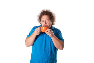 Kupa ile komik şişman adam. Günaydın ve sıcak içecek