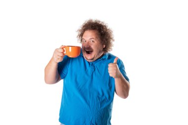 Kupa ile komik şişman adam. Günaydın ve sıcak içecek