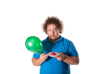 Kek ve balon ile komik şişman adam. Doğum günün kutlu olsun. Neşe ve eğlence