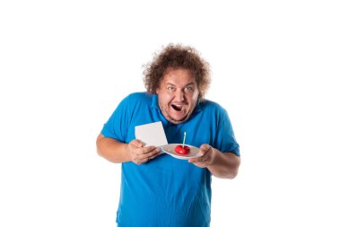 Pasta ve hediye ile komik şişman adam. Doğum günün kutlu olsun. Neşe ve eğlence