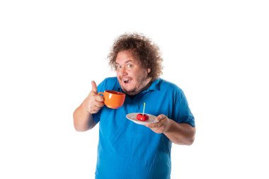 Kupa ve pasta ile komik şişman adam. Doğum günün kutlu olsun. Neşe ve eğlence