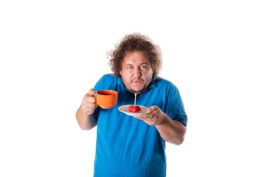 Kupa ve pasta ile komik şişman adam. Doğum günün kutlu olsun. Neşe ve eğlence