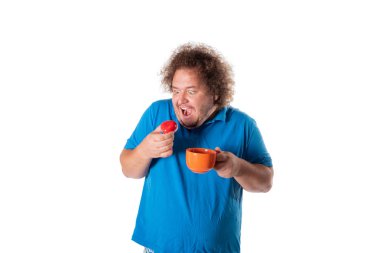 Pasta yemeye kupa ile komik şişman adam. Doğum günün kutlu olsun. Neşe ve eğlence