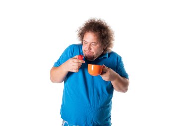 Pasta yemeye kupa ile komik şişman adam. Doğum günün kutlu olsun. Neşe ve eğlence