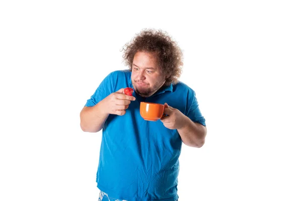 Hombre Gordo Divertido Con Taza Comiendo Pastel Feliz Cumpleaños Alegría — Foto de Stock