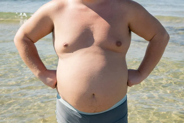 Hombre Gordo Pantalones Cortos Está Orilla Del Mar Sol Vacaciones —  Fotos de Stock