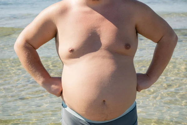 Hombre Gordo Pantalones Cortos Está Orilla Del Mar Sol Vacaciones —  Fotos de Stock