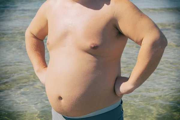 Hombre Gordo Pantalones Cortos Está Orilla Del Mar Sol Vacaciones — Foto de Stock