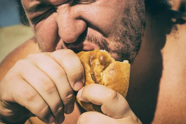 Hombre Gordo Playa Comiendo Pastel Sobrepeso Dieta Poco Saludable — Foto de Stock