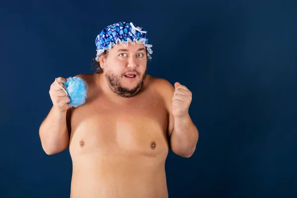 Homem Gordo Engraçado Boné Azul Com Esponja Chuveiro Diversão Limpeza — Fotografia de Stock