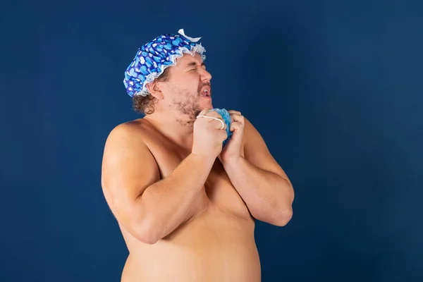 Homem Gordo Engraçado Boné Azul Com Esponja Chuveiro Diversão Limpeza — Fotografia de Stock
