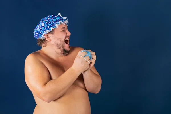 蓝色帽子滑稽的胖子和海绵在淋浴 乐趣和清洁度 — 图库照片
