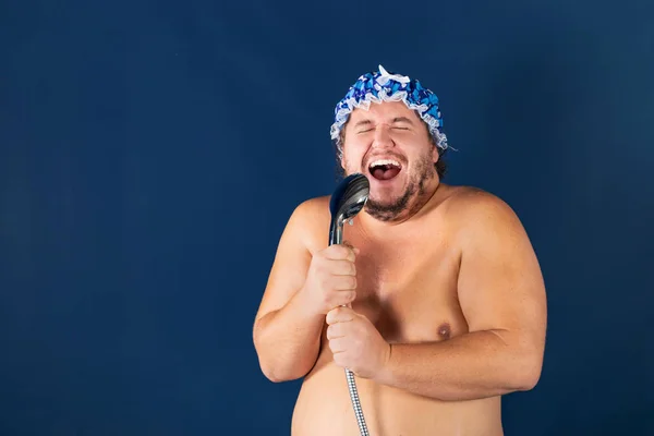 Hombre Gordo Divertido Gorra Azul Cantando Ducha Diversión Limpieza — Foto de Stock