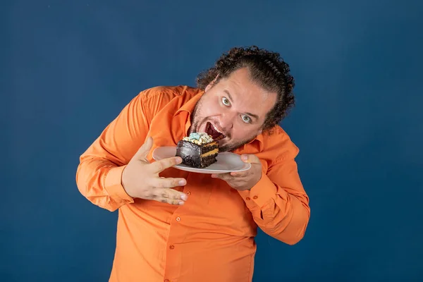 Hombre Gordo Divertido Camisa Naranja Con Pedazo Pastel Chocolate Plato — Foto de Stock