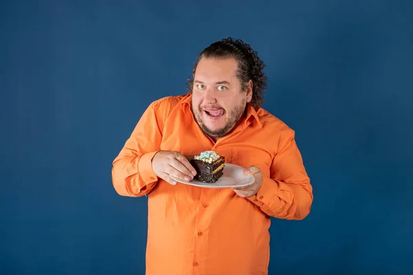 Hombre Gordo Divertido Camisa Naranja Con Pedazo Pastel Chocolate Plato — Foto de Stock