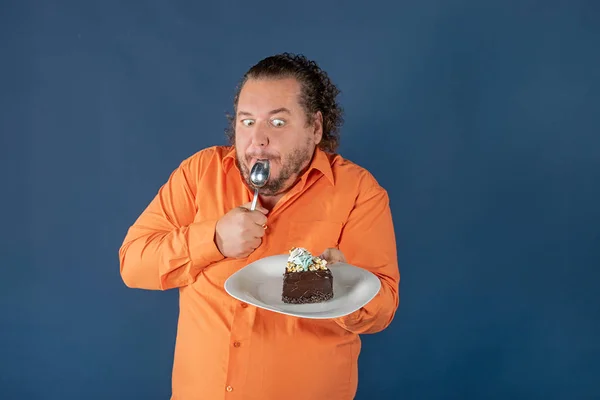 Смешной Толстяк Оранжевой Рубашке Кусочком Шоколадного Торта Тарелке День Рождения — стоковое фото