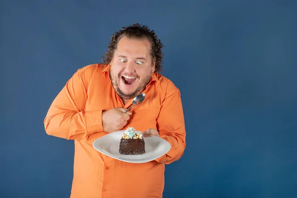 Hombre Gordo Divertido Camisa Naranja Con Pedazo Pastel Chocolate Plato — Foto de Stock