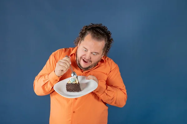 Смешной Толстяк Оранжевой Рубашке Кусочком Шоколадного Торта Тарелке День Рождения — стоковое фото