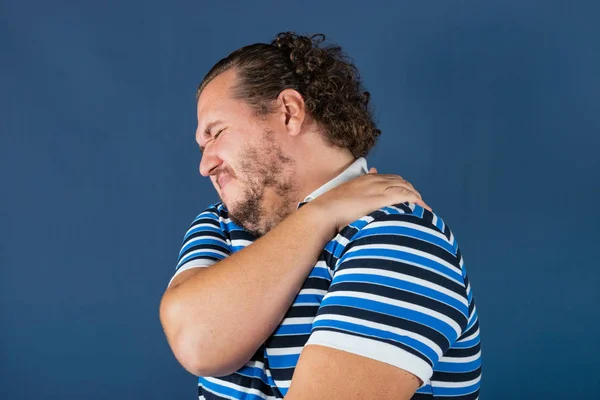 Hombre Sosteniendo Hombro Dolorido Tratando Aliviar Dolor — Foto de Stock