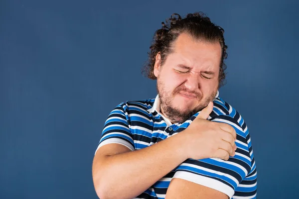 Homme Tenant Son Épaule Endolorie Essayant Soulager Douleur — Photo