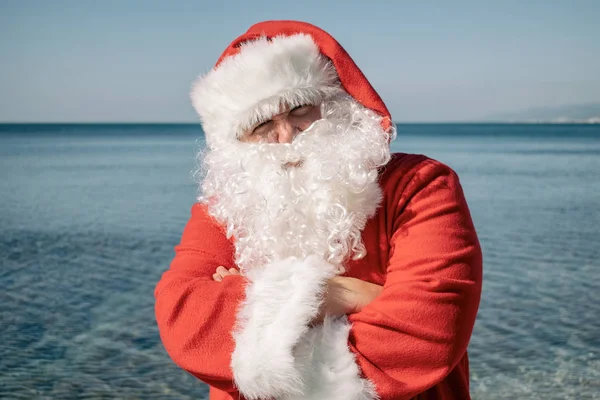 Noel Baba Nın Tatil Denizde Sahilde Rahatlatıcı — Stok fotoğraf