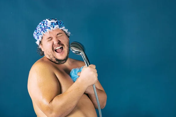 穿着蓝色帽子的可笑的胖子在淋浴时唱歌 既有趣又干净 — 图库照片