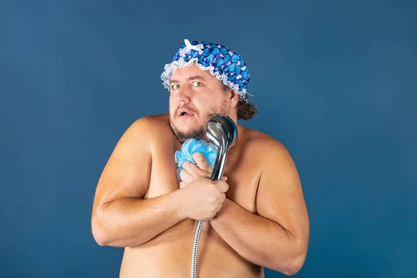 Śmieszny Grubas Niebieskiej Czapce Śpiewa Pod Prysznicem Zabawa Czystość — Zdjęcie stockowe