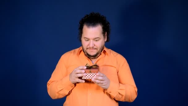 Rolig Fet Man Orange Skjorta Öppnar Ruta Med Gåva Grattis — Stockvideo