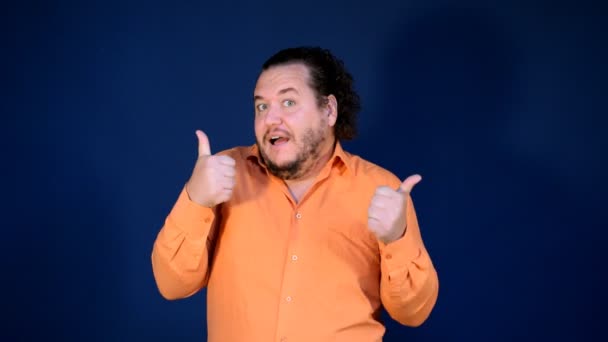 Legrační Tlustý Muž Oranžové Tričko Tanec Všechno Nejlepší Narozeninám Velká — Stock video