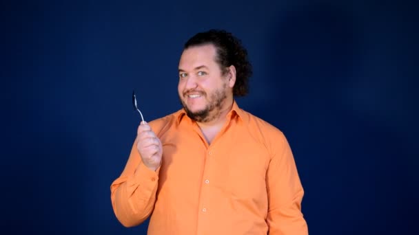 滑稽的胖男人在橙色衬衫吃蛋糕 生日快乐大蛋糕 — 图库视频影像