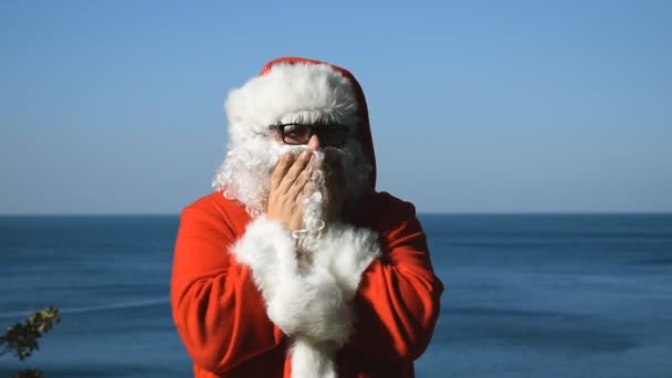 Hombre Disfrazado Papá Noel Orilla Del Mar Navidad Los Trópicos — Vídeo de stock