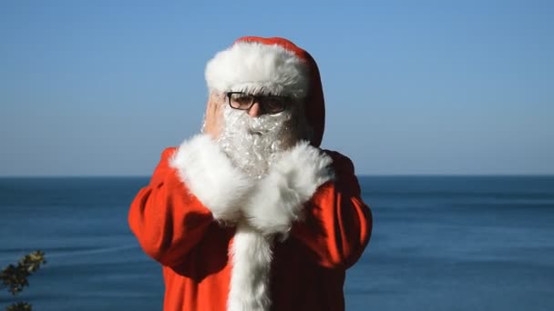 一个穿着圣诞老人服装的人在海边穿上衣服 热带地区的圣诞节 — 图库视频影像