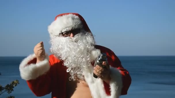 Homem Fato Pai Natal Com Coqueteleira Está Dançar Beira Mar — Vídeo de Stock