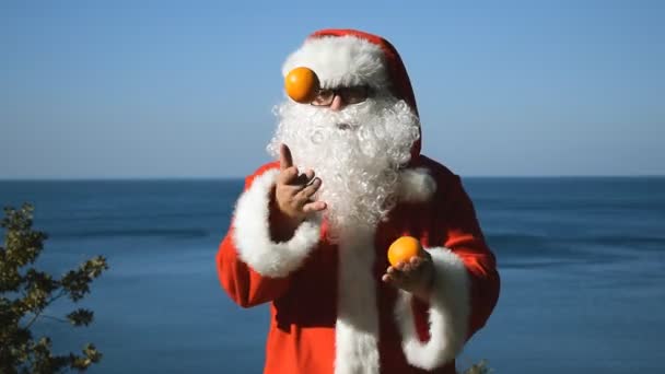 Man Santa Claus Kostym Jonglerar Mandariner Stranden Resor Och Semester — Stockvideo