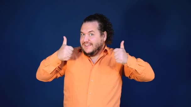 Lustiger Dicker Mann Orangefarbenem Hemd Tanzt Alles Gute Zum Geburtstag — Stockvideo