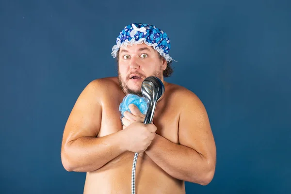 Hombre Gordo Divertido Gorra Azul Cantando Ducha Diversión Limpieza — Foto de Stock