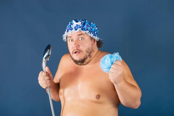샤워실에서 파란색 모자쓴 웃기는 재미와 — 스톡 사진