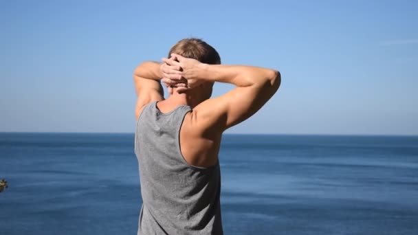 Homme Qui Fait Exercice Échauffement Sur Océan Air Frais Mode — Video