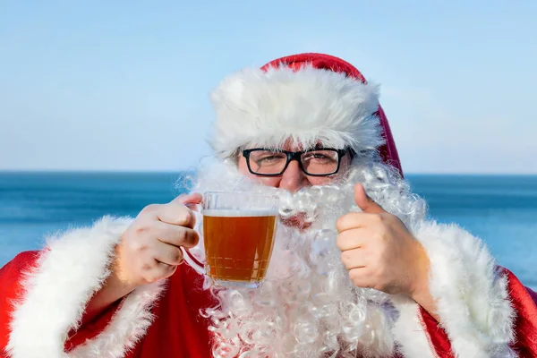 Fet Man Klädd Som Santa Dricka Havet — Stockfoto