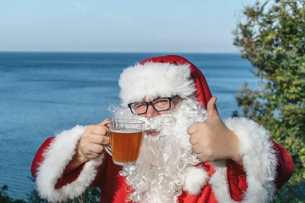 Fet Man Klädd Som Santa Dricka Havet — Stockfoto