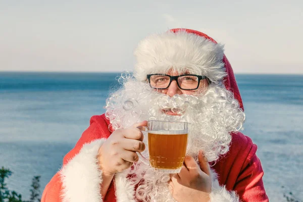 Fet Man Klädd Som Santa Dricka Havet — Stockfoto