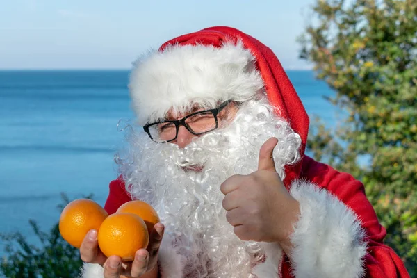 Kövér Ember Szemüveg Öltözött Santa Tangerine Tartja Óceán — Stock Fotó
