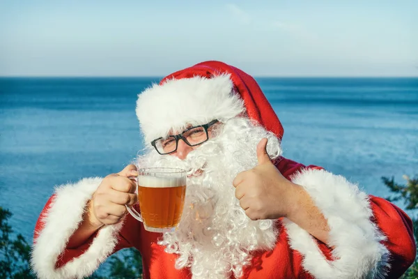 Fet Man Klädd Som Santa Dricka Havet — Stockfoto