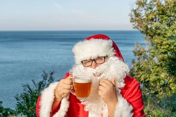 Fet Man Klädd Som Santa Dricka Havet — Stockfoto