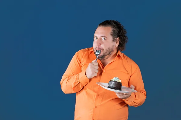 Hombre Gordo Divertido Camisa Naranja Con Pedazo Pastel Chocolate Plato — Foto de Stock