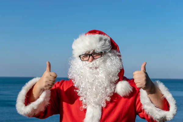 Vacanza Babbo Natale Mare Rilassarsi Sulla Spiaggia — Foto Stock