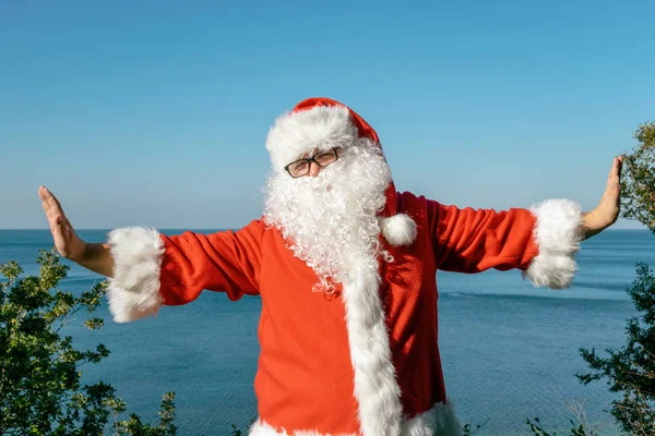 Santa Doing Exercises Ocean — Stock Photo, Image