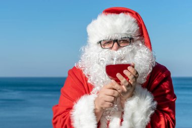 Okyanusta şarap içme Santa gözlüklü şişman adam kılığında